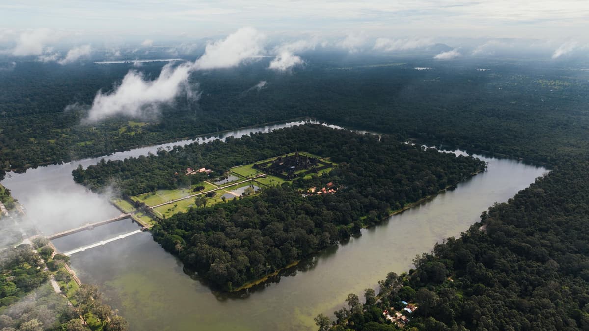 Angkor Vat vu du ciel, entouré de ses douves et de la forêt