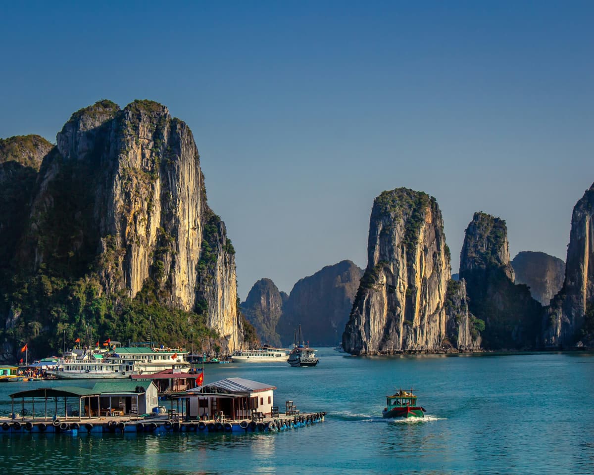 Picos calizos surgen del agua en la bahía de Ha Long