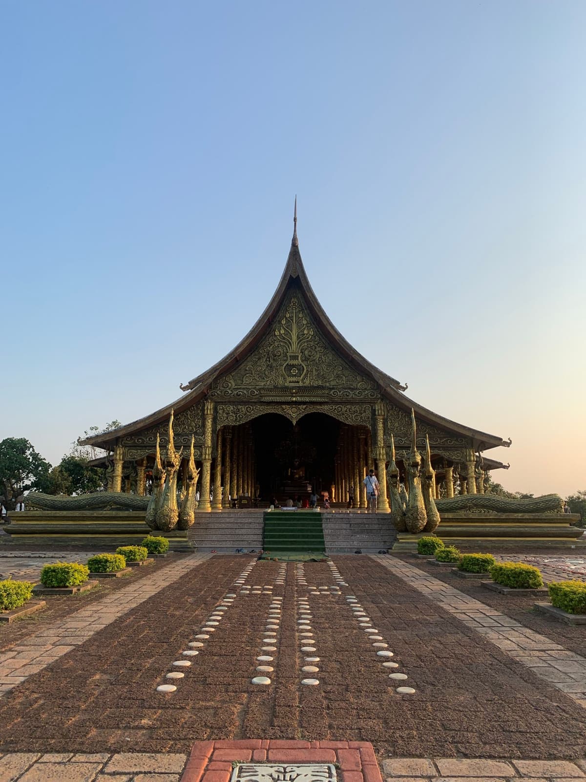 Le toit élancé du Wat Sirindhorn Wararam, en Isan, à l’aube