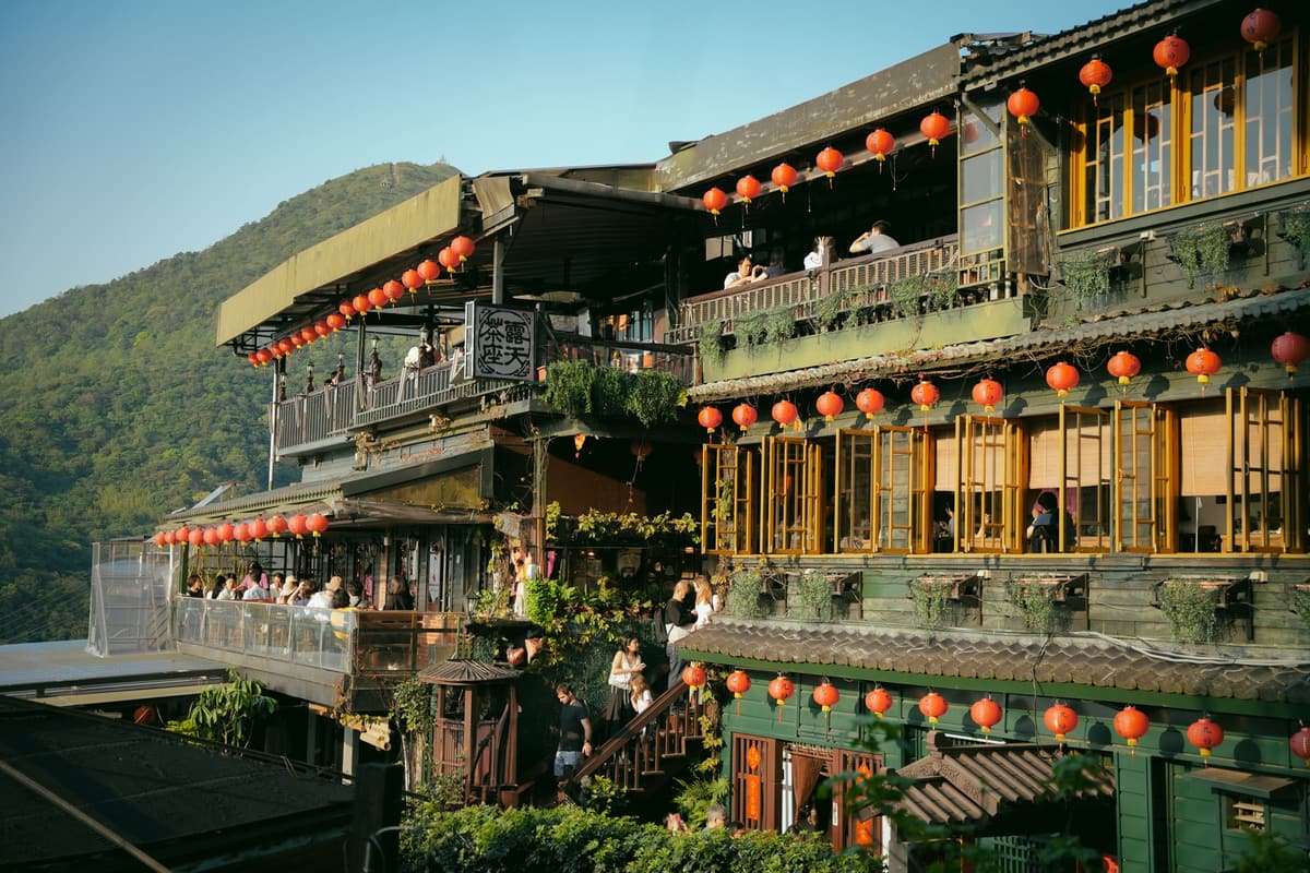 La maison de thé de Jiufen et ses lanternes rouges, à flanc de montagne