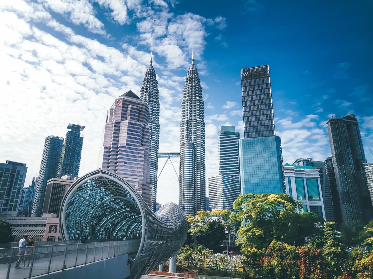 Les tours de Kuala Lumpur sous un ciel lumineux