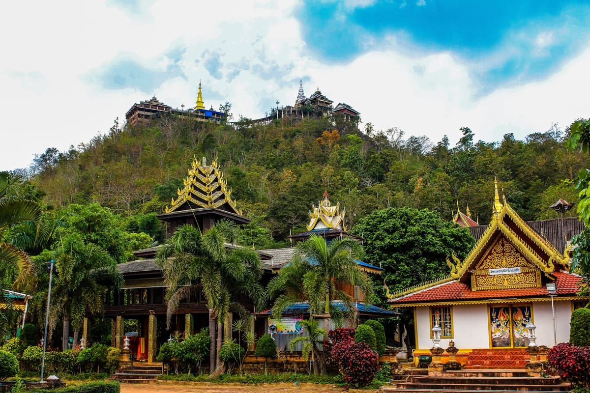 Des toits de temples de style birman sur une colline verdoyante à Mae Hong Son