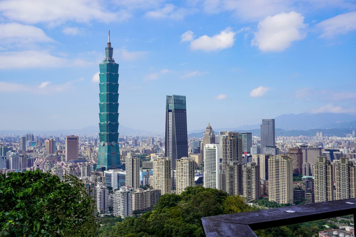 Taipei 101 e la città distesa ai piedi del monte dell’Elefante
