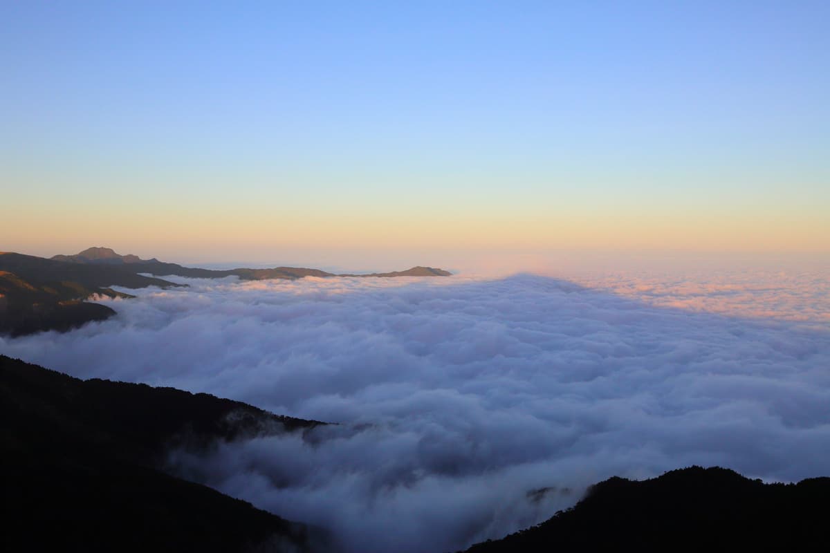 Un mare di nuvole all’alba sulle alte montagne di Taiwan